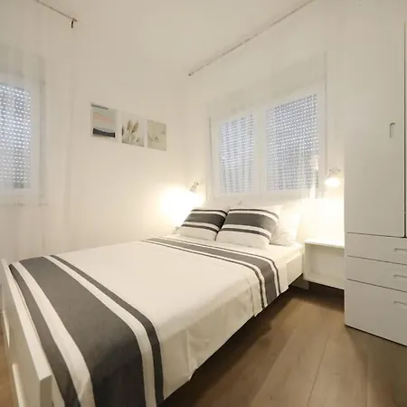Old Town Stylish Studio Andi Apartment