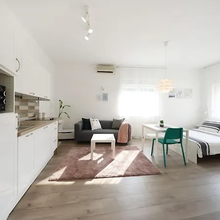 Old Town Stylish Studio Andi Apartment *